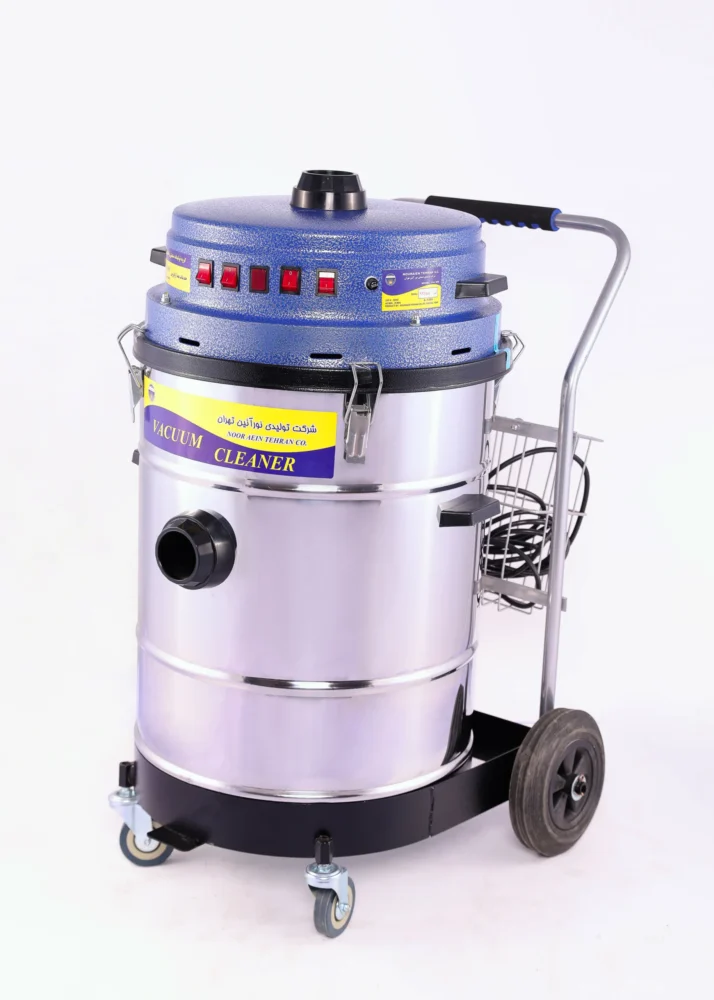 همانطور که می دانید نظافت و بهداشت هر محیط دارای اهمیت بالایی بوده و حفظ این تمیزی از درجه اهمیت بالاتری برخوردار است. وقتی راجب نظافت صنعتی سخن به میان می آید متوجه می شویم که نظافت در این موضوع از پیچیدگی ها و سختی های خاصی برخوردار است. اهمیت نظافت صنعتی آنجایی به چشم می آید که این تجهیزات در زندگی روزمزه اغلب ما وجود دارد. یکی از کاربردی ترین ابزار نظافت صنعتی جاروبرقی صنعتی می باشد که با توجه به ظرفیت مخزن، نوع موتور، تعداد موتور، قابلیت مکش زباله خشک یا تر و خشک و … ساخته شده و به فروش می رسد. جاروبرقی صنعتی آب و خاک دو موتور مدل یکی از کاربردی ترین ها به شمار می آید. بررسی جاروبرقی صنعتی آب و خاک دو موتور مدل : یک دستگاه با قابلیت مکش زیابه های تر و خشک به صورت همزمان بوده و با توجه به داشتن دو موتور صنعتی پر قدرت با توان مجموع 2600 وات تمیزی فوق العاده را در اختیار کاربر قرار می دهد. موتور های این دستگاه ساخت کارخانه دومل واقع در کشور اسلوونی می باشد. در ایران این موتور ها به AEG معروف هستند. قسمت فوقانی دستگاه از مواد PP بوده و دارای سیستم خنک کننده قوی برای موتور ها می باشد. مخزن زباله دستگاه از استیل ضد زنگ ساخته شده و داخل مخزن توسط چسب پلی اورتان آب بندی شده است. از دیگر قابلیت های دستگاه جاروبرقی صنعتی آب و خاک دو موتور مدل می توان به داشتن چرخ های قوی صنعتی، فیلتر محافظ موتور از جنس نمد، دارای شیر تخلیه و بست مخزن از پلاستیک فشرده مقاوم اشاره کرد. طرز استفاده از جاروبرقی صنعتی آب و خاک دو موتور مدل : ابتدا لوله و اتصالات دستگاه را به هم وصل کرده و به بدنه دستگاه متصل کنید. کابل برق دستگاه را آزاد کرده و به دوشاخه برق وصل کنید . دو عدد کلید قرمز رنگ روی بدنه دستگاه قرار دارد. جهت روشن و خاموش کردن دستگاه از آن ها استفاده می کنیم. بعد از استفاده حتما مخزن زباله را تخلیه کنید. تمیزی فیلتر دستگاه جاروبرقی سطلی خانگی کمک چشم گیری به طول عمر موتور ها می کند. جاروبرقی صنعتی چهار موتوره